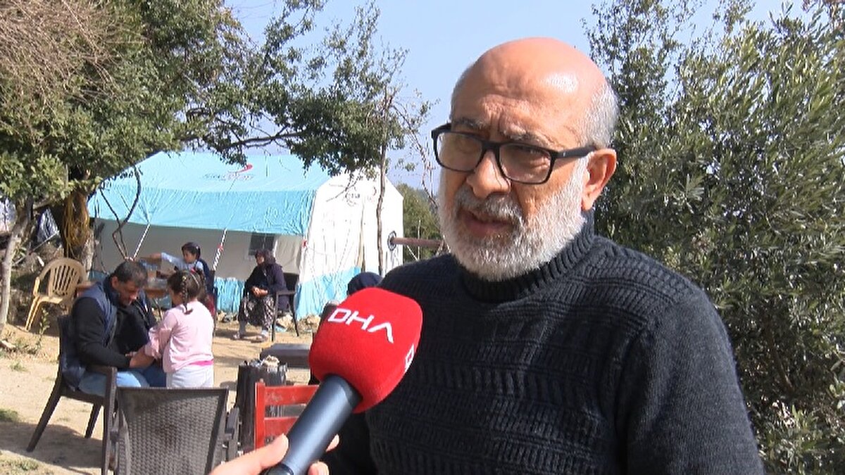 Çok şiddetli bir depremle uyandıklarını söyleyen Yurdakul, "Durmasını bekledik ikinci kez bir daha vurdu. Bizim binanın çöktüğünü zannettim, kızımla da komşuyduk. Onun oturduğu binanın çöktüğünü gördük hemen bağırıp, çağırarak binanın etrafında dolaşmaya başladık. Telefonla da arıyorduk, bir türlü ulaşamadık. Hava aydınlanırken AFAD ekipleri geldi. Birkaç canlı insana ulaşıp çıkardılar. Belediyeden kepçe, vinç istediler, 'veremeyiz' demişler başka enkaza gittiler. Vinç ve kepçe akşam geldi. 6-7 gün arama yaptılar, çıkanlar oldu ama kızım, damadım ve torunlarım bulunamadı" diye konuştu.<br><br>