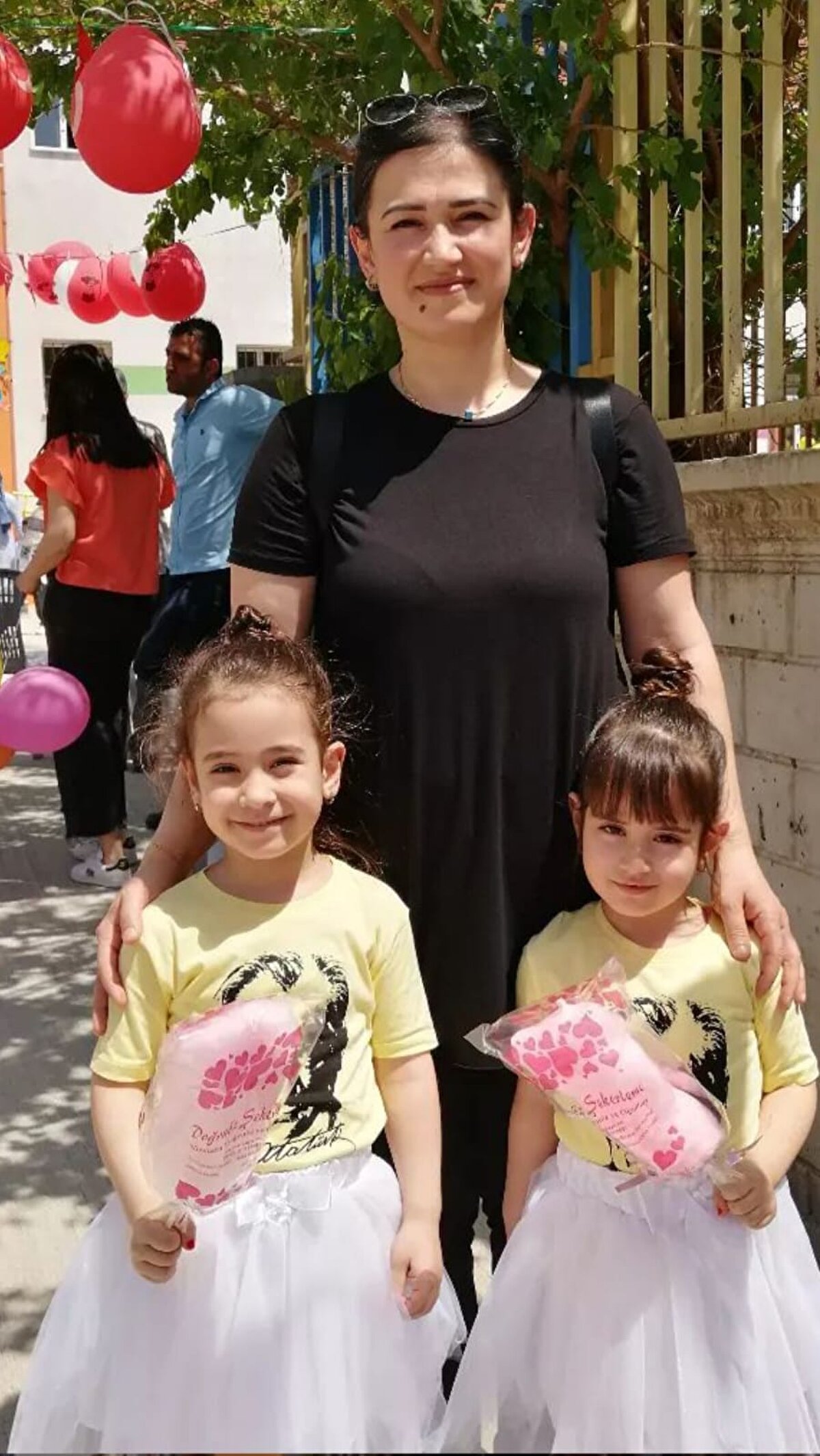 Yurdakul, "'Dedecim' sesleri hep kulağımda, bulutlara baktığımda hep resimlerini görüyorum, sanki bana doğru geliyorlar. Hiç değilse bir mezarları olsun istiyorum. En son Diyanet'e yazdım, cevap bekliyorum. Enkazdan bir torba doldurup dördüne bir mezar yaptırmayı düşünüyorum. Kolay değil artık hayatımızı köyde idame ettireceğiz" diye konuştu.<br><br>