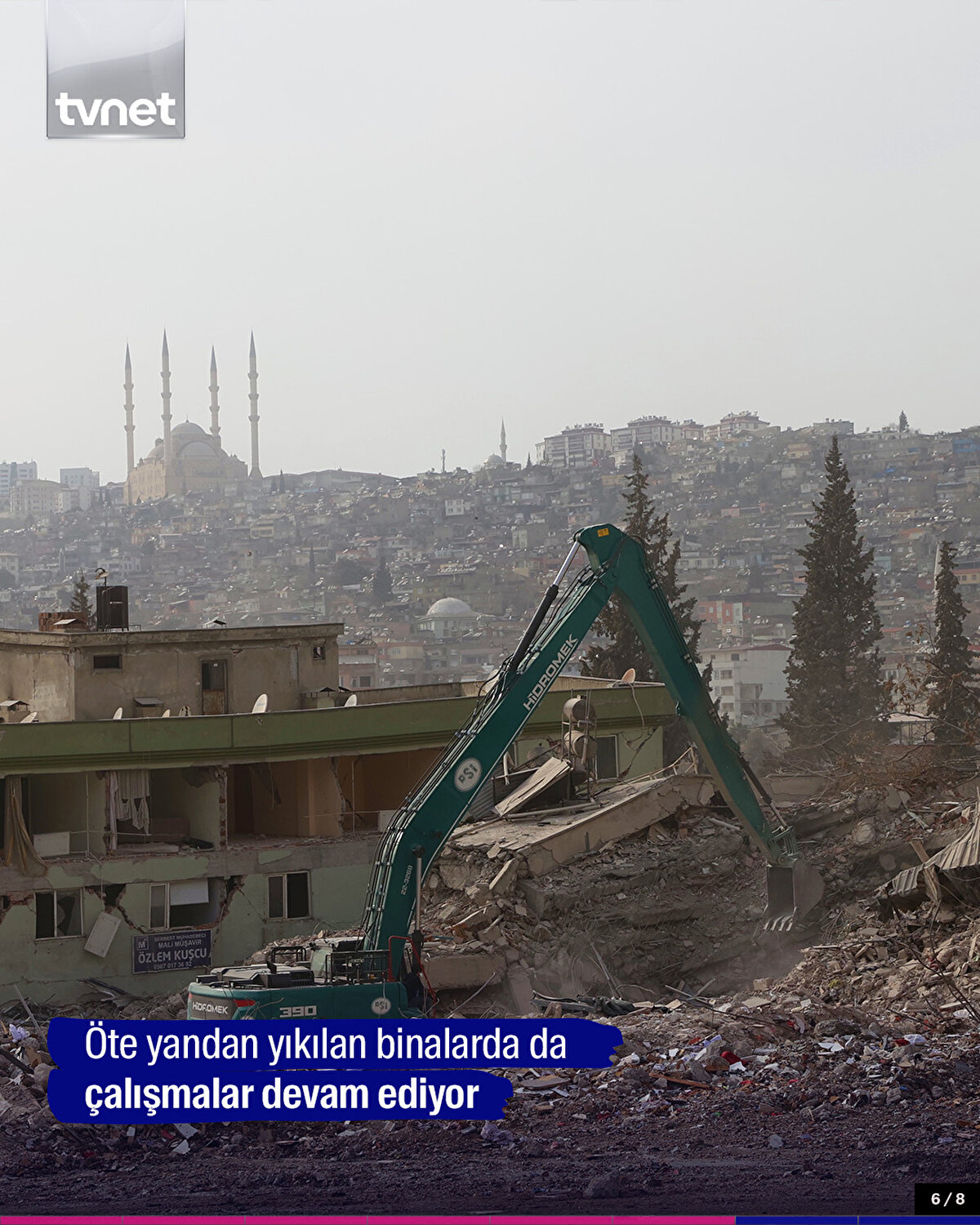 Öte yandan yıkılan binalarda da çalışmalar devam ediyor