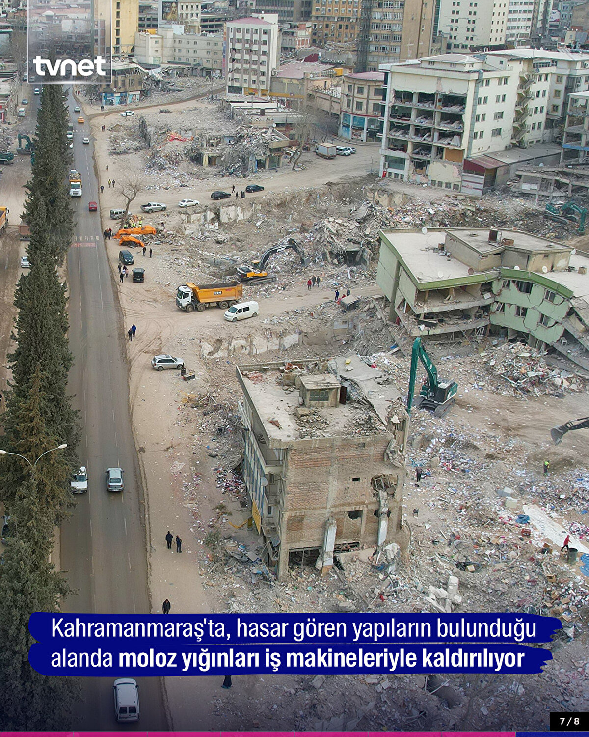 Kahramanmaraş'ta, hasar gören yapıların bulunduğu alanda moloz yığınları iş makineleriyle kaldırılıyor