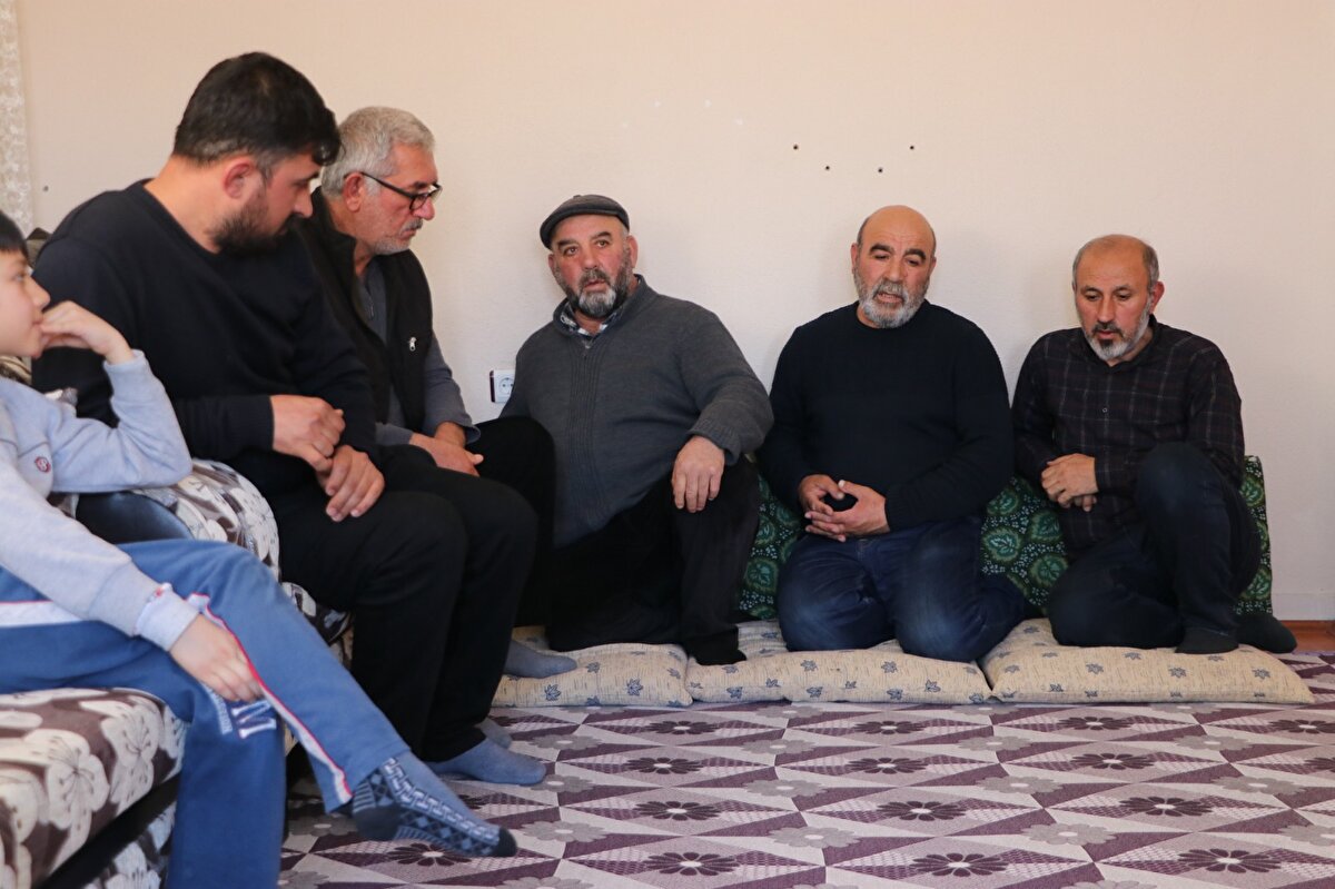 Baba Abdullah Aktaş'ın günlerdir bulmak için çaba harcadığı kızı Mukaddes Erva'nın hayatını kaybettiği ortaya çıktı.<br><br>Kahramanmaraş'ta hastaneye kaldırıldıktan bir süre sonra yaşamını yitiren Mukaddes Erva'nın kimsesizler mezarlığına defnedildiği belirlendi. Savcılık kararı ile mezardan çıkarılan Mukaddes Erva'nın cenazesi, babasına teslim edildi.