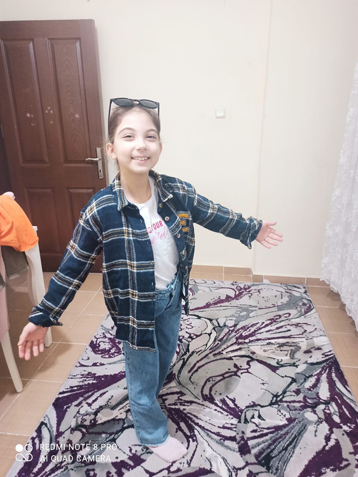 Görüntüde birinin, Mukaddes Erva'yı yolda otomobilin arka koltuğunda kucağına aldıktan sonra yolun karşısındaki ambulansa götürüp, sağlık görevlilerine teslim ettiği görüldü.<br><br>