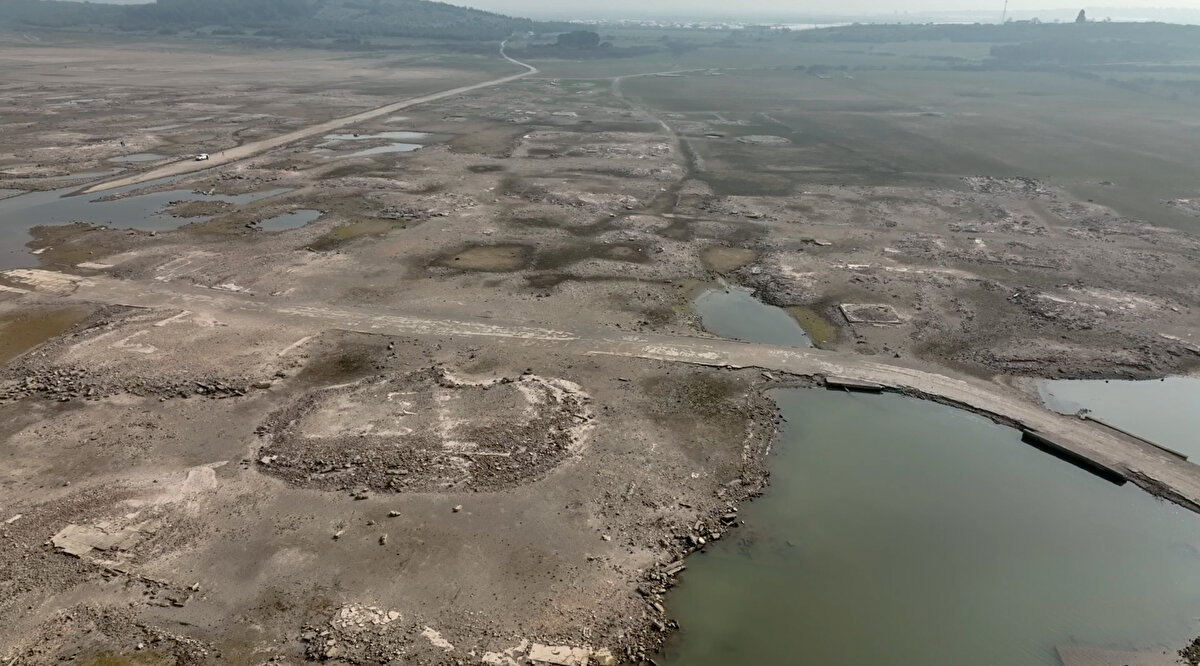 Özellikle ocak ve şubatta iyi miktarda yağış alamadıkları için barajların su seviyesinde geçen seneye göre ciddi düşüş yaşandığını vurgulayan Alpsoykan, şunları kaydetti:<br>