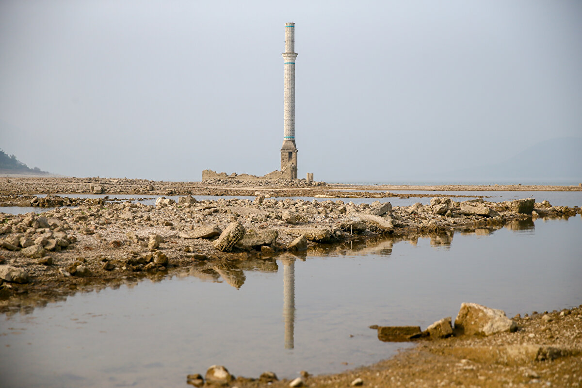 Meteoroloji Genel Müdürlüğünün Standart Yağış İndeksi'nde yer alan kuraklık haritası analizlerine göre 12 aylık veriler dikkate alındığında Ege Bölgesi'nde İzmir ve Aydın'ın önemli bölümü "orta kurak", Denizli "normal" ve "hafif kurak", Uşak'ın önemli bölümleri ise "çok şiddetli kurak" şeklinde tanımlandı.<br>