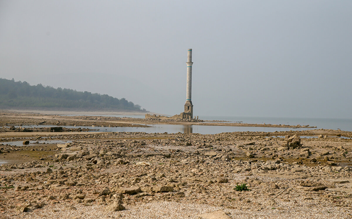 "Hiç yağmur yağmazsa İzmir'e 300 gün yetecek su var"<br><br>İZSU Su Arıtma Dairesi Başkanı Hakan Alpsoykan, AA muhabirine, İzmir'e yer altı kaynakları ve barajlardan su verdiklerini belirterek, farklı iki kaynağa sahip olmalarının bu anlamda bir avantaj olduğunu söyledi.