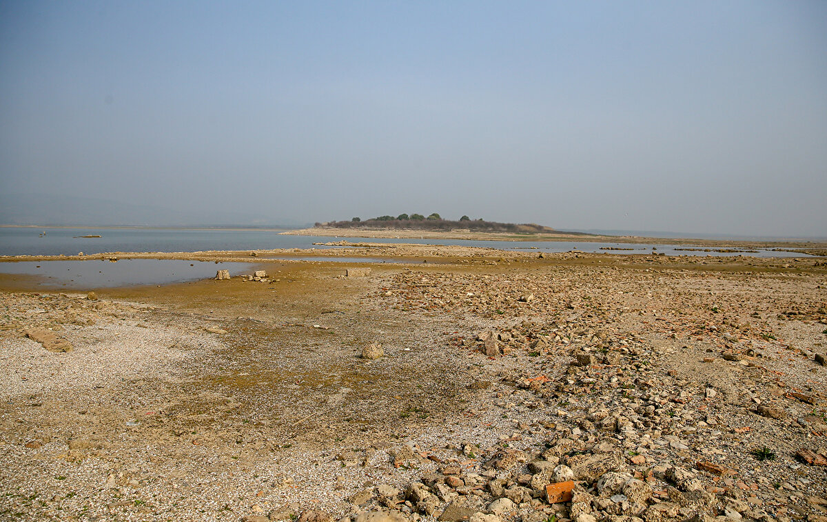 Kentin en önemli su sağlayıcılarından Tahtalı Barajı'nda geçen yılın mart ayına göre doluluk yüzde 69'dan yüzde 40'a geriledi. Doluluk, Balçova'da yüzde 75'ten yüzde 39'a, Güzelhisar'da yüzde 81'den yüzde 64'e, Alaçatı Kutlu Aktaş'ta yüzde 89'dan yüzde 44'e, Ürkmez'de yüzde 91'den yüzde 44'e düştü.<br>