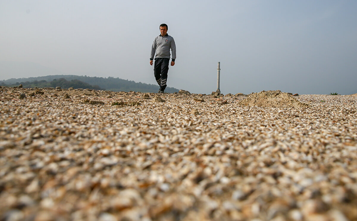 "Mümkün olduğu kadar vatandaşlarımızı susuz bırakmamak için elimizden geleni yapıyoruz ama bununla beraber elbette ki su tasarrufu gerçekten çok önemli. Kentimiz her ne kadar diğer kentlere göre biraz daha avantajlı durumda olsa bile mümkün olduğu kadar suyumuzu israf etmeden, sağlıklı bir şekilde kullanmamız gerekiyor. İnşallah hafta sonu yağışlar gelecek. Mart ve nisanda yağış olması durumunda tablomuz daha güzelleşecek."<br>
