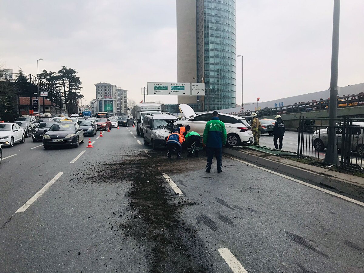 Büyükdere Caddesi Zincirlikuyu mevkisinde her iki yönde de iki şerit trafiğe kapatılırken, bölgede uzun araç kuyrukları oluştu.