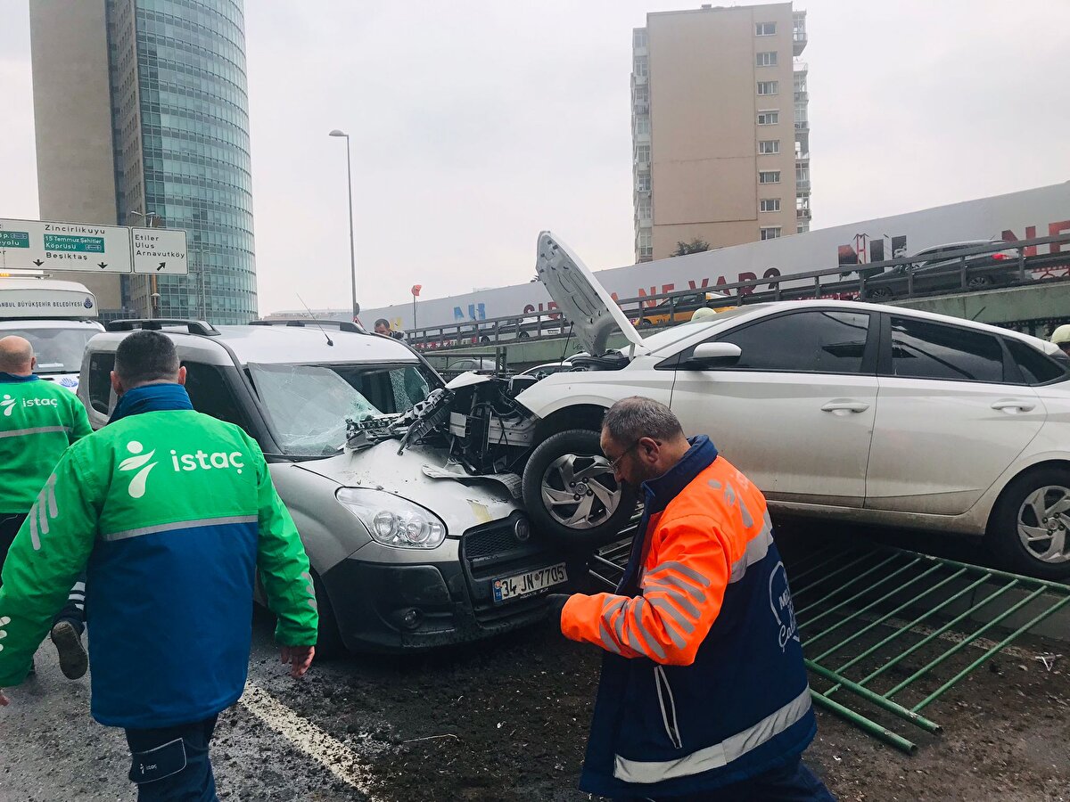 Kazayı gören çevredeki vatandaşlar durumu sağlık, polis ve itfaiye ekiplerine haber verdi. Yaralanan Murat Düzenli ambulans ile hastaneye kaldırılırken, kazada 4 araçta hasar oluştu.
