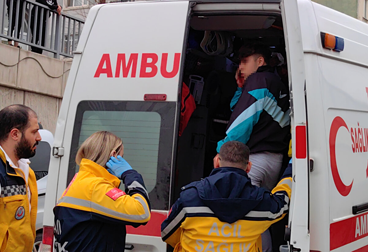 Kazada yaralanan sürücü İlker Kepek ile yanında yolcu olarak bulunan Mahmutcan G., ihbarla olay yerine sevk edilen sağlık ekiplerinin ilk müdahalesinin ardından ambulansla İnegöl Devlet Hastanesi'ne kaldırılarak tedaviye alındı.