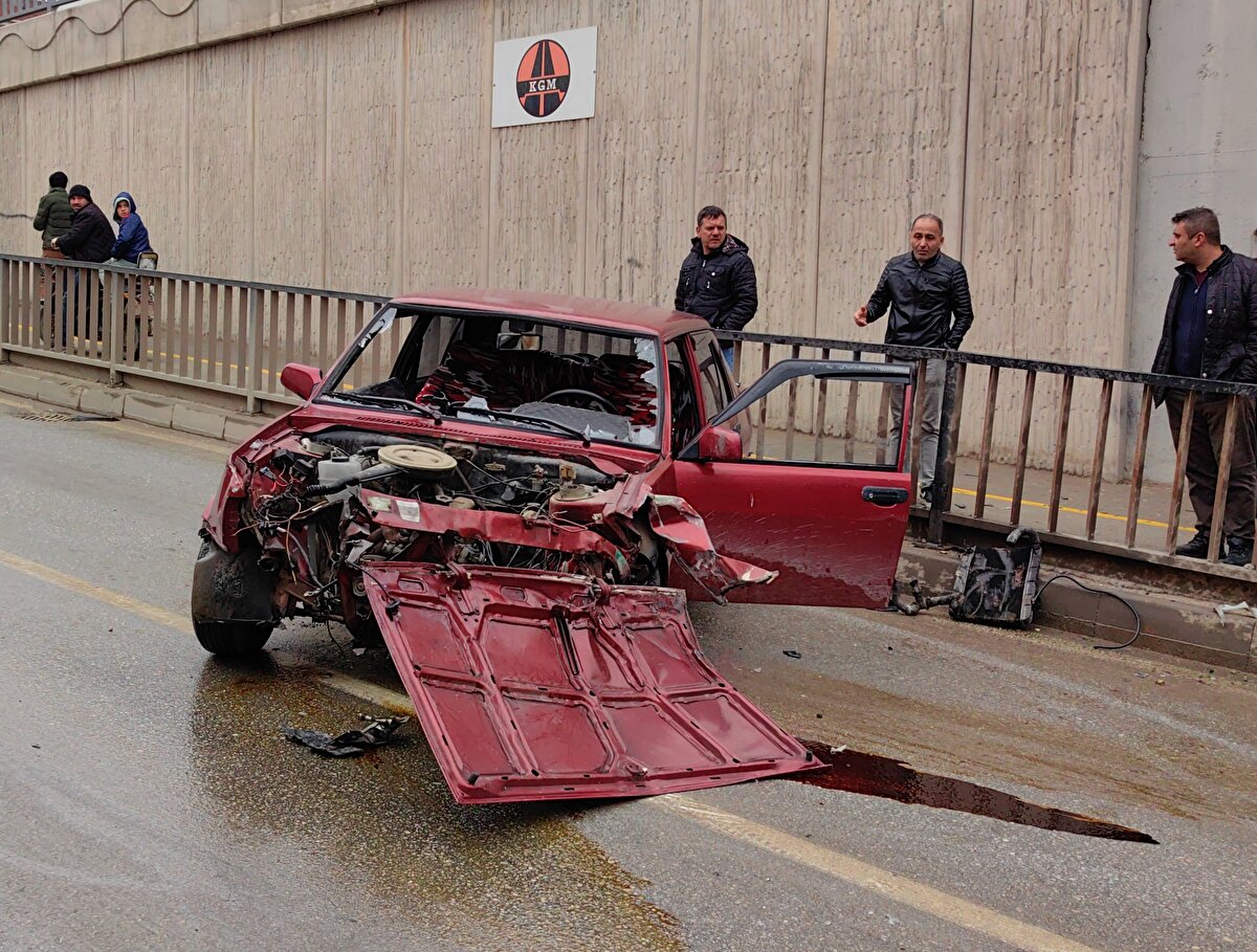 Şehit Uzman Çavuş Yavuz Mete Alt Geçidi'nin bariyerlerine çarpan otomobil, savrularak yol ortasında durdu.