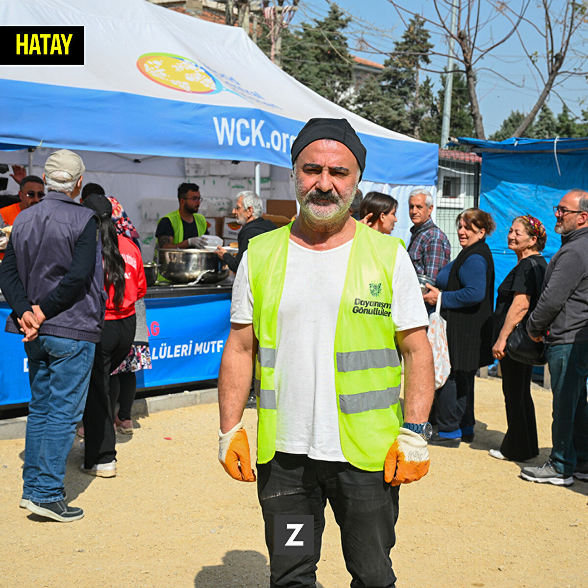 Bir televizyon dizisinde canlandırdığı "Erdal Bakkal" karakteriyle tanınan oyuncu Cengiz Bozkurt da eşinin memleketi Kahramanmaraş ile başladığı yardım faaliyetlerini İskenderun'da sürdürdü.<br>Yaklaşık 20 gündür deprem bölgesinde gönüllü olarak yardım faaliyetlerine katılan sanatçı Bozkurt, bağışçıların gönderdiği çadırların kurulumu ve erzak dağıtımında aktif görev aldı.<br>