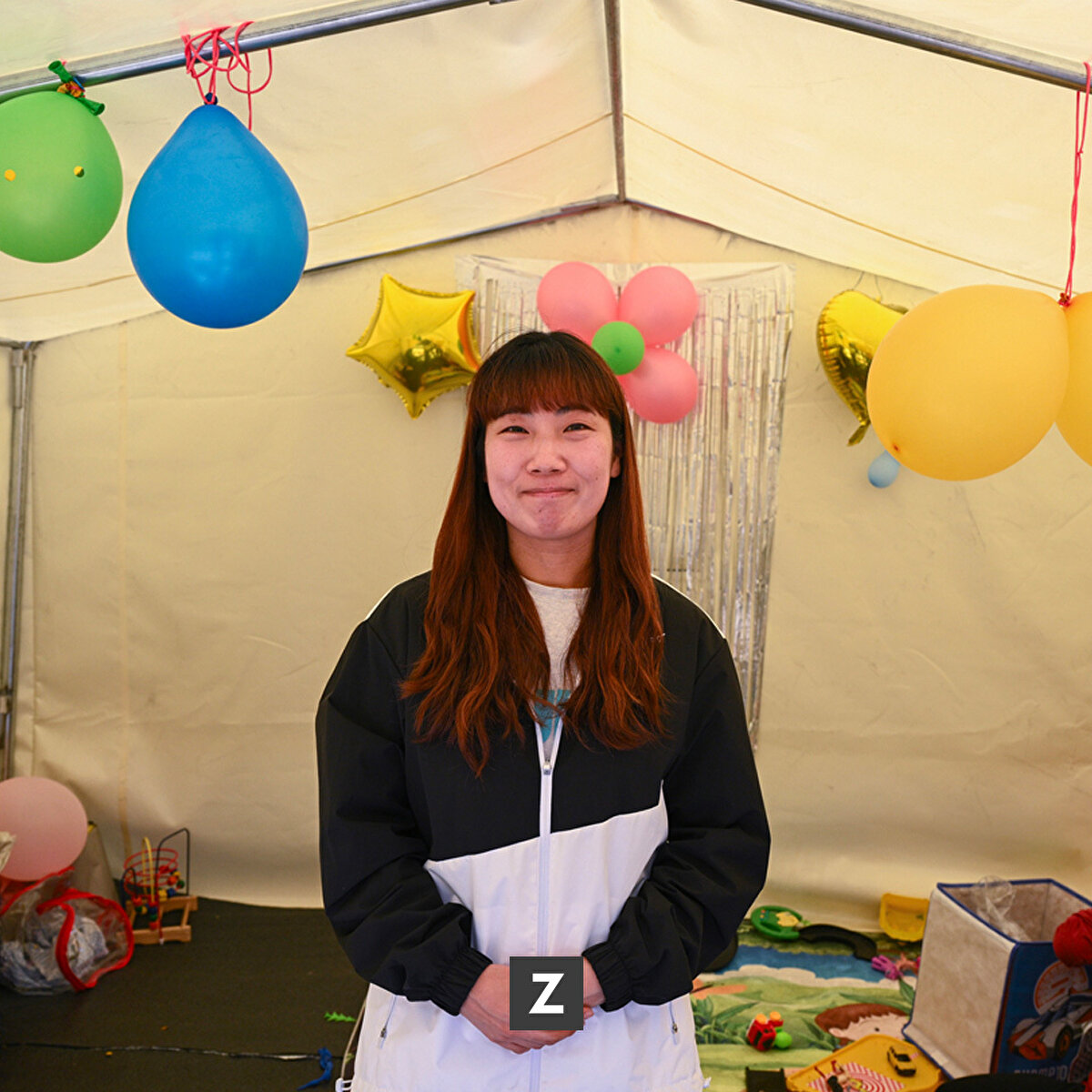 Depremin ardından Güney Kore'den gönüllü sağlık ekipleriyle İskenderun'a gelen ve tercümanlık yapan 32 yaşındaki Jeong Hanui, aynı zamanda çocuklarla özel olarak ilgileniyor.<br>Erasmus eğitim programıyla geldiği İstanbul'da 2 yıl kalan ve Türk halkına sevgisinden Türkçe de öğrenen Hanui, depremin yaralarının sarılması için destek oluyor.