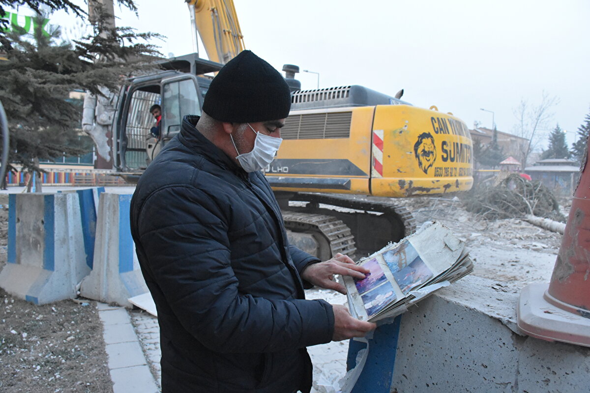 Başpınar, komşularına ait bazı eşyaları bulduğunu da belirterek, şunları söyledi:<br><br>"Muhafaza ediyorum, kendilerine vereceğim. Bunun bile anısı, hatırası var. Yani parayla alınamaz, istesek de bulamayız. Bu saatten sonra geri de dönemeyiz. 'Buna şükür' diyoruz. Canımız sağ. Kelimelerle anlatılamaz. Çok ayrı bir gündü. Kar bir yandan, depremler bir yandan. Yani biz burada o kıyameti resmen yaşadık."<br>
