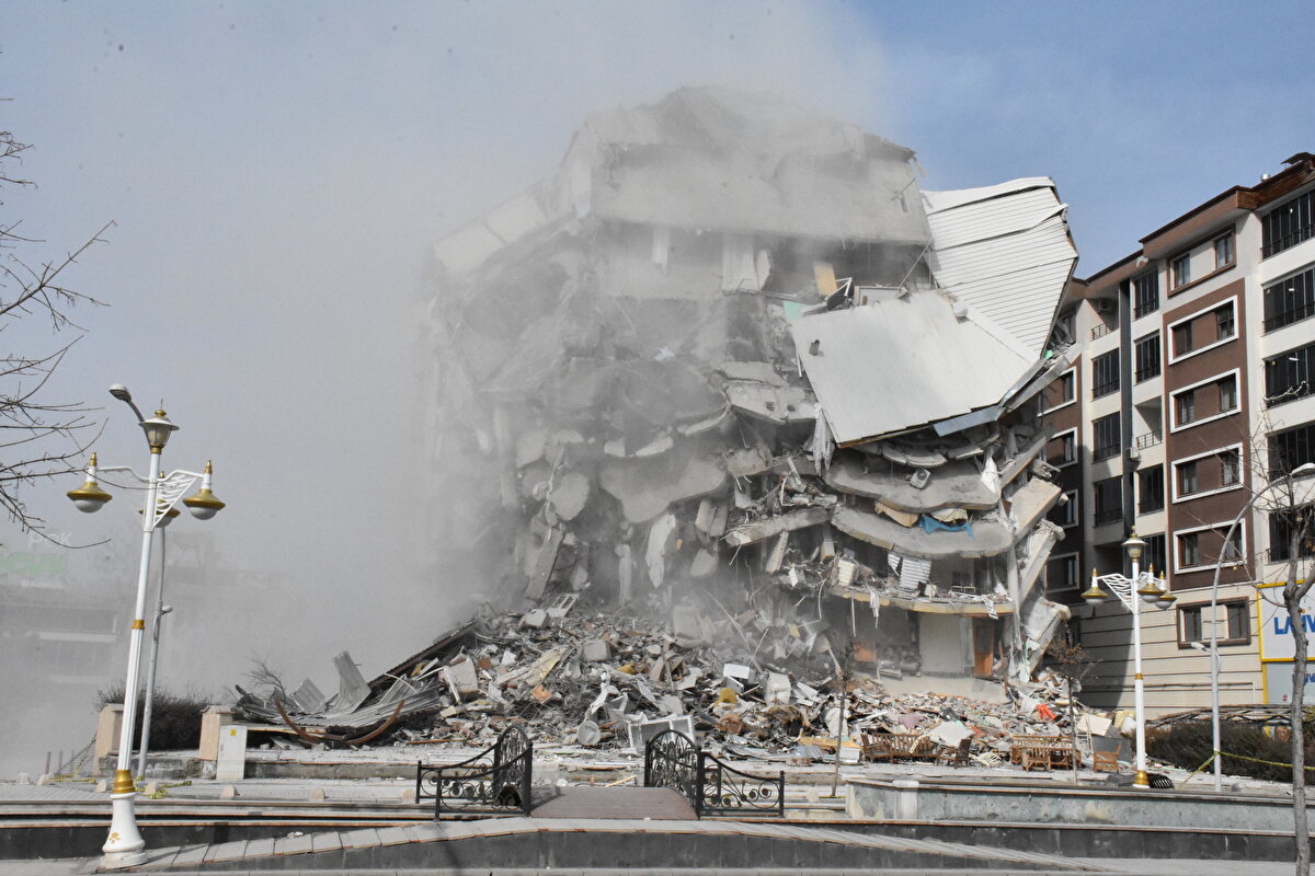 Polatdemir, Malatya'daki evine uğramadan geçtiği Adıyaman'a, yolların sıkıntılı olması nedeniyle uzun süre sonra ulaşabildiğini, dedesi ve anneannesini ise kurtaramadıklarını anlattı.