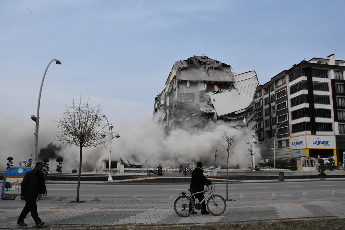 <br>Dairesinde çok sayıda eşyası ve anıları olduğuna işaret eden Polatdemir, "Öğrencilikten kalan, benim için maneviyatı çok yüksek eşyalarım var. Özellikle bağlamam vardı. Babamın kendi el yapımı ve benim bir sürü emeğim vardı onda. Yine kemanım vardı. Kitaplar, anılar, öğrencilikten kalma bir sürü hediye, eşya... Her biri benim için anlam taşıyordu." dedi.
