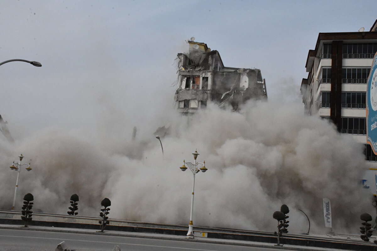 Polatdemir, ufak da olsa eşyalarını kurtarma düşüncesiyle her gün enkazın başına geleceğini sözlerine ekledi.
