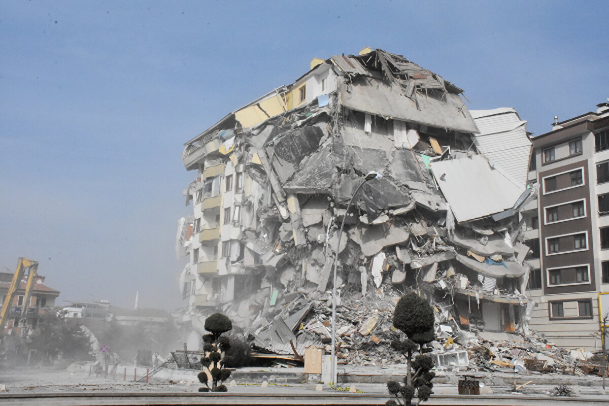 Yolculuğu sırasında aldığı gıda ürünleri ve suyu, Adıyaman'da enkaz başındaki insanlara dağıttığını belirten Polatdemir, sonrasında da sağlıkçı olarak yardım ettiğini dile getirdi.