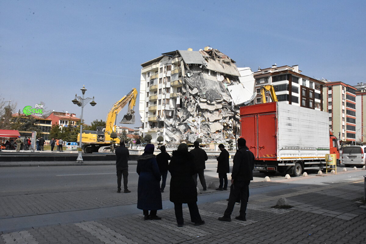 İş makineleriyle yıkımı gerçekleştirilen binanın sakinleri de çalışmaları üzüntüyle takip etti. Enkazdan çıkabilecek eşyaları almak için bölgede bekleyen daire sahipleri, kurtarabildikleri fotoğraf albümü ve bazı özel eşyaları aldı.
