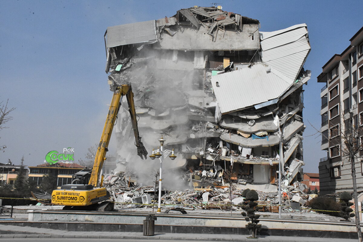 Yeşilyurt ilçesi Turgut Özal Mahallesi'ndeki 6 katlı Oğuzhan Apartmanı'nın bir kısmı, 6 Şubat'ta meydana gelen ikinci sarsıntıda yıkıldı. Hasar tespit çalışmalarının ardından apartmanın kontrollü yıkımı için polis ekipleri, güvenlik önlemi alarak bölgeyi araç ve yaya trafiğine kapattı.<br>