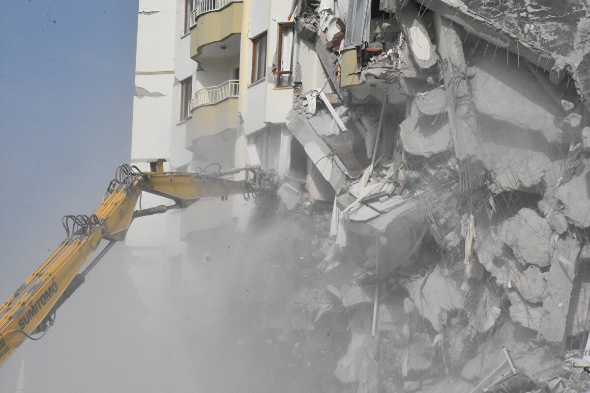 Sivas Kangal Devlet Hastanesi'nde görev yapan pratisyen hekim 29 yaşındaki Erkan Polatdemir, AA muhabirine, ilk depreme nöbetteyken yakalandığını, Adıyaman'daki dedesi ve anneannesinin enkaz altında kaldığını öğrendiğini söyledi.