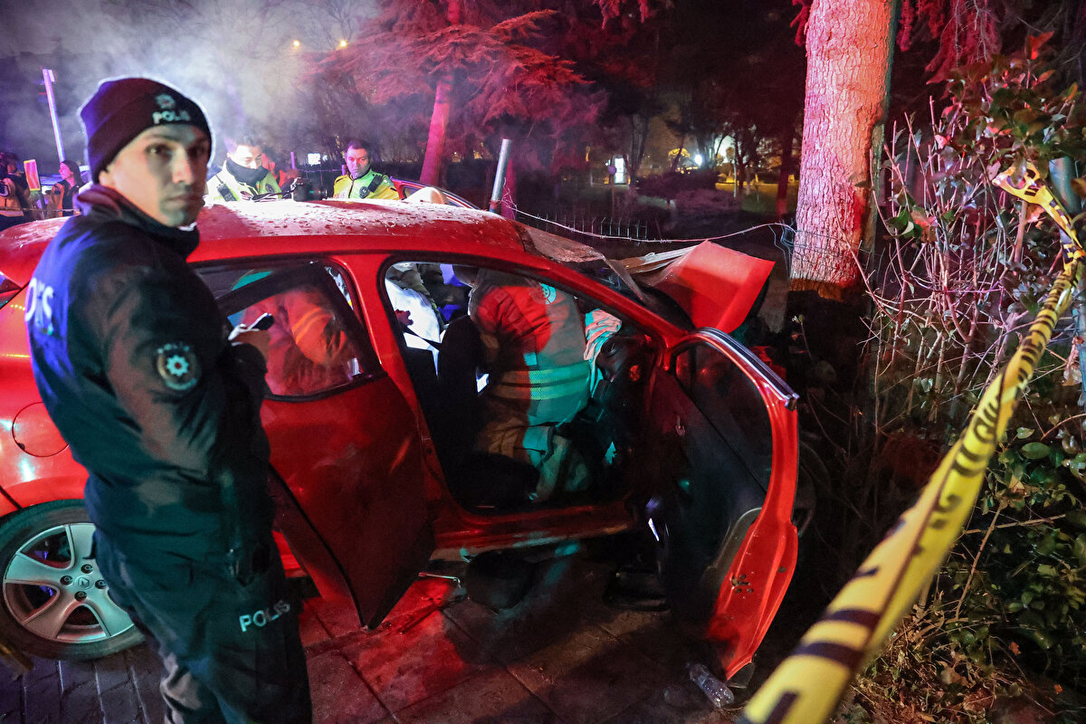 Sürücü Mehmet C. Y. ve beraberindeki 5 kişi otomobilde sıkıştı.<br>