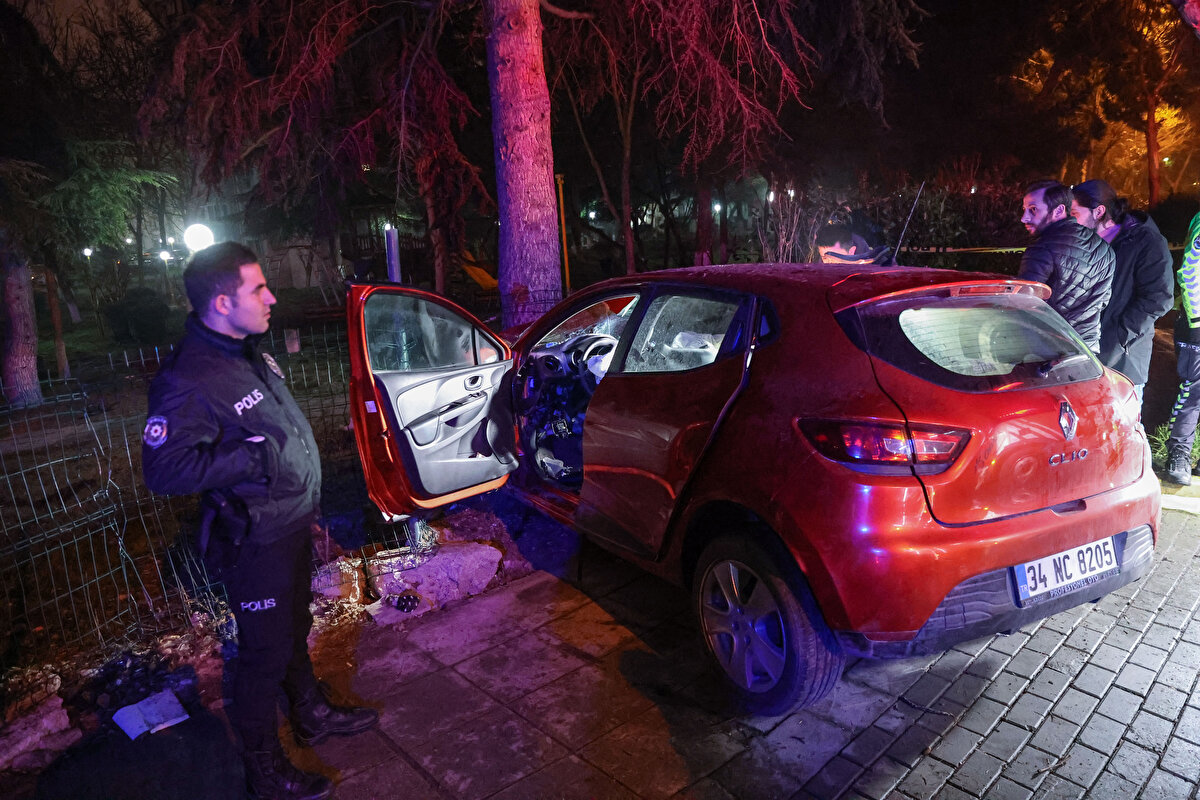 Adnan Kahveci Bulvarı üzerinde seyreden Mehmet C. Y. (17) yönetimindeki 34 NC 8205 plakalı otomobil henüz bilinmeyen nedenle kontrolden çıkarak yol kenarındaki ağaca çarptı.<br>