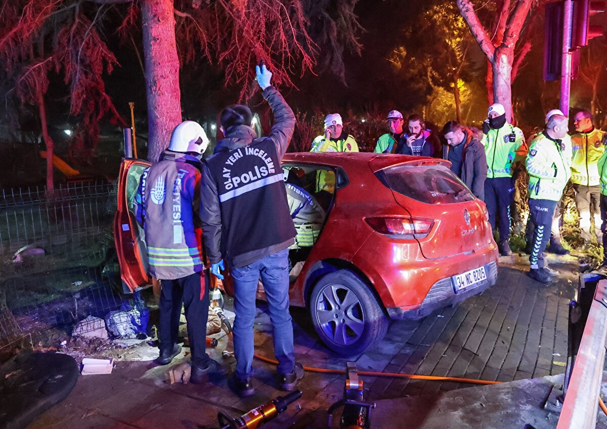 Emniyet ekipleri kaza bölgesinde güvenlik önlemi alırken, itfaiye görevlileri de yaralıları bulundukları araçtan çıkarmak için bir süre çalışma yaptı.<br><br>Otomobilin içinde hayatını kaybeden Mehmet C. Y'nin cenazesi Adli Tıp Kurumu morguna kaldırıldı.<br><br>Yaralılar tedavi altına alınmak üzere ambulansla çevre hastanelere götürüldü.<br><br>Otomobilde çalışma yapan Olay Yeri İnceleme ekiplerinin üç silah bulduğu öğrenildi.