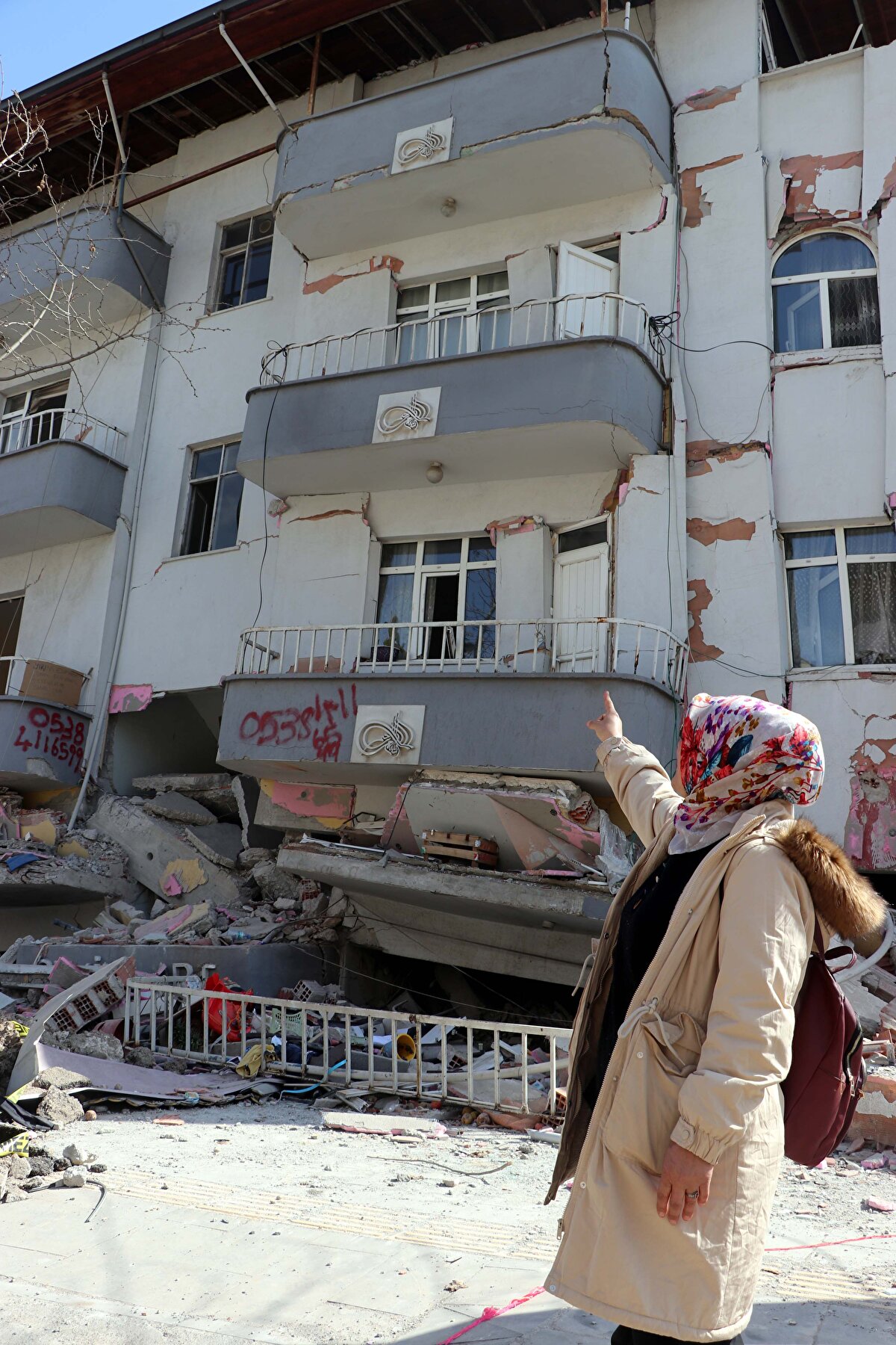 'ÇADIR ÇIKMASINI BEKLİYORUZ'<br><br>Deprem anında çalıştığını söyleyen Zeliha Demir'in eşi Hayri Demir (48) de "Eşim ve 2 çocuğum evdeydi. O anda gerçekleşen afeti tarif edemiyorum.