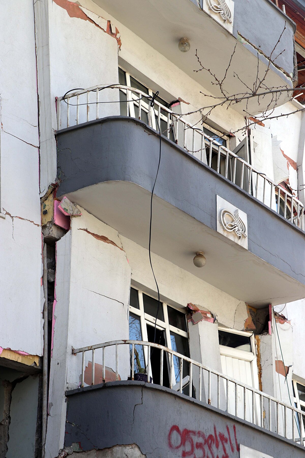 4 katlı binanın 3'üncü katında oturduğunu belirten Zeliha Demir, "O anlar, anlatılmıyor; çok kötüydü. 2 kızım ile balkona çıktık. İnternet kablosu ile kızlarımı aşağıya sallandırdım, sonra kendim indim. Ev sallanmaya devam ettiği sırada, çocuklarımı aşağıya sarkıttım. Binamız büyük hasar gördü, 2 komşumuz vefat etti. Sözün bittiği dedikleri yerdeyiz. Şu anda bulduğum yer nereyse, orada yatıp kalkıyorum. Başımı sokacak bir yer arıyorum. Başımı sokacak bir yer bulursam; işime devam edip, çocuklarımı yanıma alacağım. Başka da bir amacım yok" dedi.