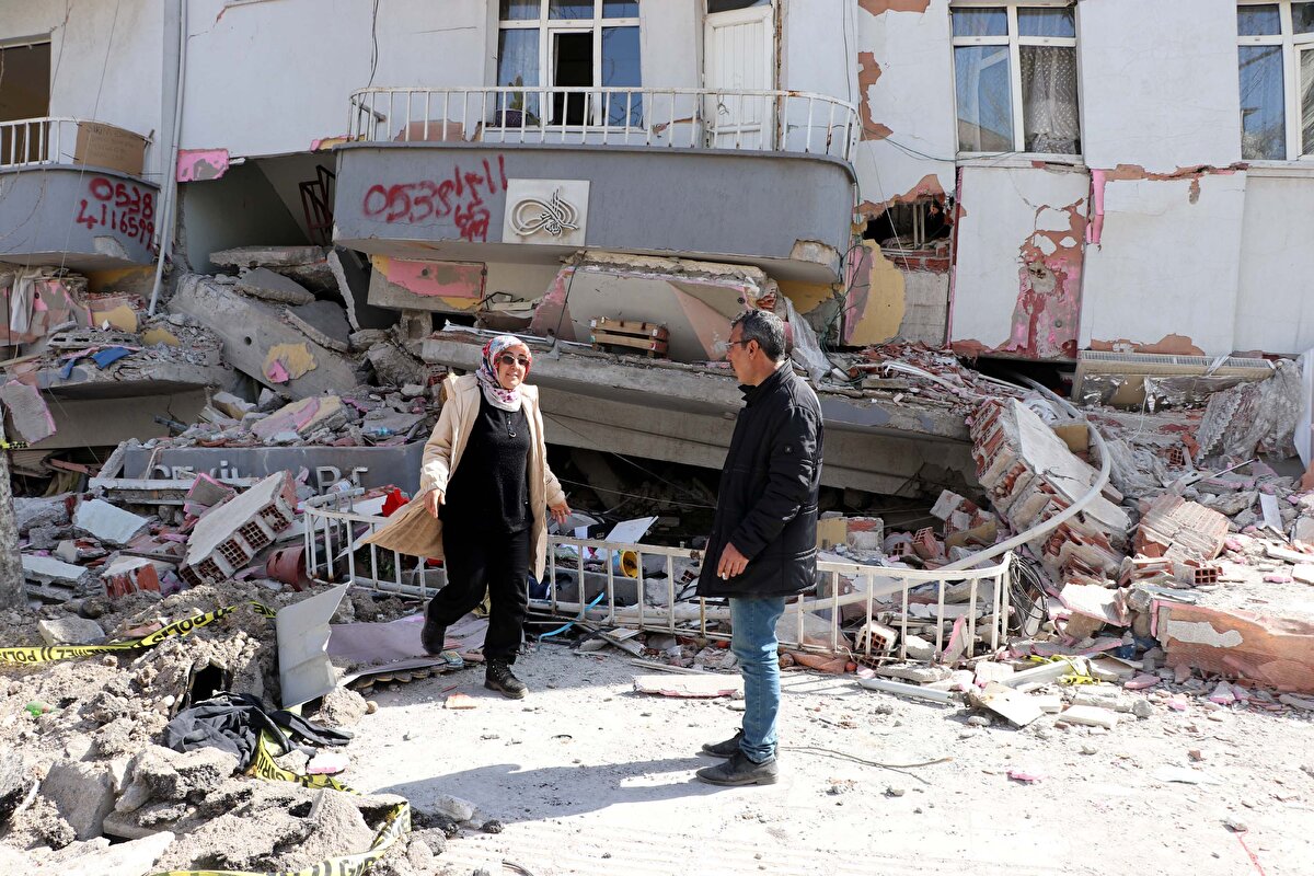 Çadır veya evimiz olmadığı için taziye evlerinde konaklıyoruz. Başvuru yaptık ama çadır temin edilmedi. Sıraya alındık, çadır çıkmasını bekliyoruz. Çadır ayarlayabilirsek, işimizde çalışarak hayat mücadelesine devam edeceğiz. Tek düşüncemiz, bu. Sadece sığınacak bir çadırımız olsun. Başka bir şey istemiyoruz. Tek sorunumuz barınma" diye konuştu.