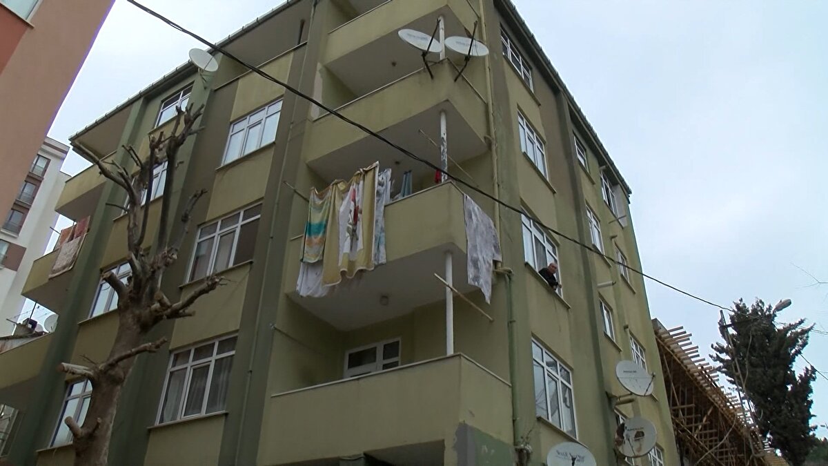 Kalacak yer bulamayan riskli binada oturan Salih Akay, " Şubat ayının 14'ünde gelerek binamızı tahliye etmemizi istediler.