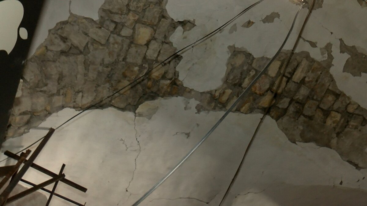 Bu da bize mimarinin çok önemli ve kıymetli olduğunu, yüksek katlara yönelmememiz gerektiğini söylüyor" diye konuştu. Kentin en eski ticaret alanlarından biri olan Kapalı Çarşı'nın son hali havadan da görüntülendi.