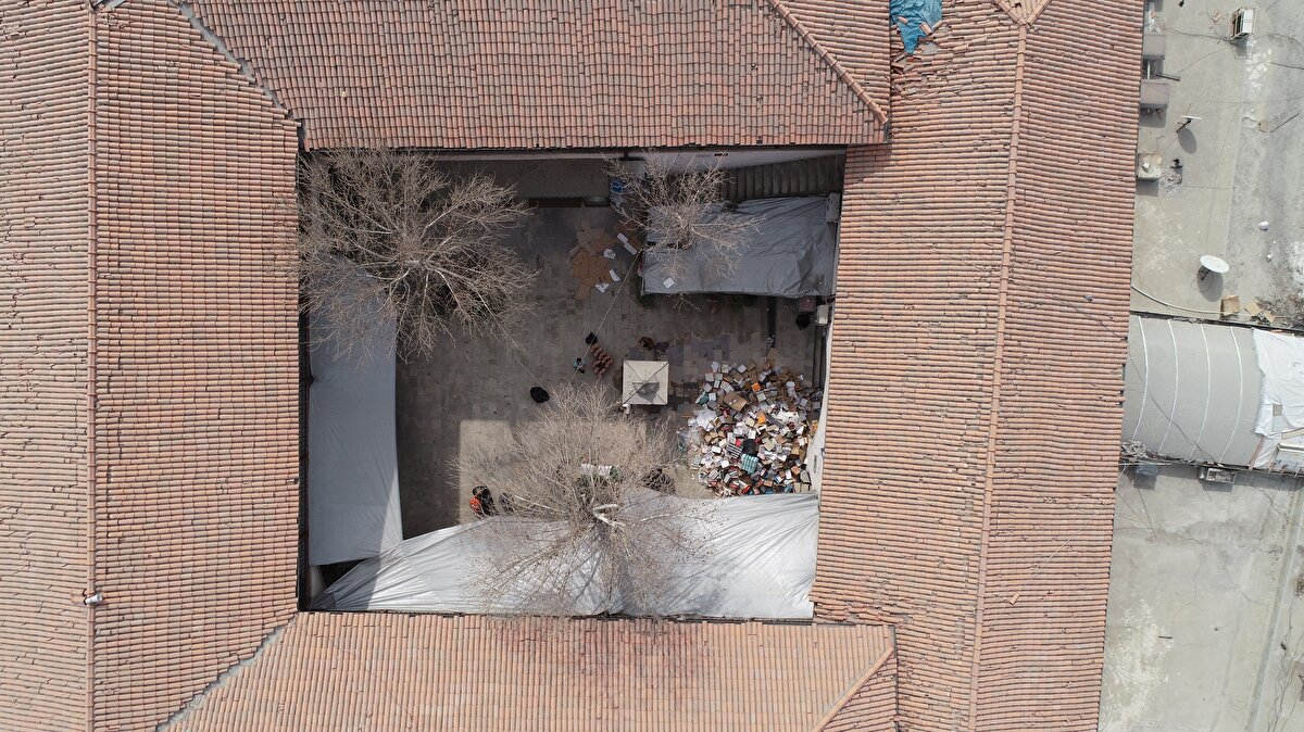 Kahramanmaraş'ın Pazarcık ve Elbistan ilçelerinde 6 Şubat Pazartesi günü meydana gelen iki büyük deprem, 11 ili vurdu. Depremin en çok yıkıma uğrattığı illerin arasında Kahramanmaraş yer aldı.