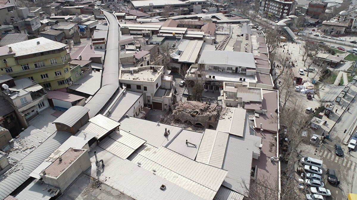 "HASAR GÖRMÜŞ AMA ÇÖKMEMİŞ"<br>Tarihi çarşının önemi hakkında konuşan tarihçi yazar Mehmet Dilbaz, “Depremden etkilenen en büyük şehirlerden biri olan Kahramanmaraş'ın kalbindeki çarşı bölgenin en büyük alışveriş yerlerinden bir tanesi. Aslında çarşının kurulması Osmanlı İmparatorluğu'ndan daha önceki dönemlere gidiyor. Burası Dulkadiroğulları Beyliği döneminde İpek yollarının kesişme noktasında olduğu için, bu bölge ticaret için çok önemlidir tarihsel süreçte. Anadolu'daki pek çok büyükşehirde olduğu gibi burada da büyük kapalı çarşılar var.