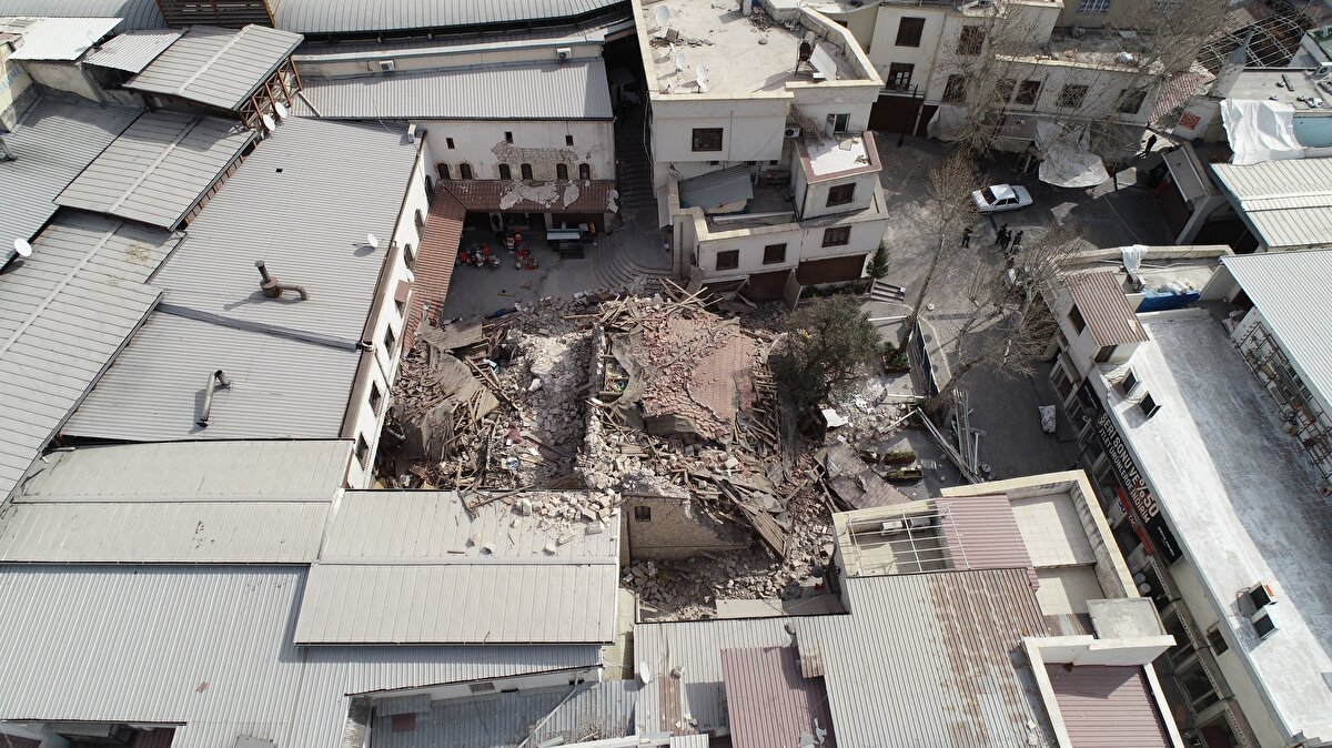 "MİMARİNİN ÇOK ÖNEMLİ OLDUĞUNU SÖYLÜYOR"<br>Çarşının depremlerde ayakta kalmasının sebebini de açıklayan Dilbaz, "Bu bölge bir deprem bölgesi ve tarihsel olarak sürekli depremler oluyor. Tek katlı bir çarşı sisteminden ibaret olduğu için yıkımlar az hasarlı olarak atlatılabiliyor.