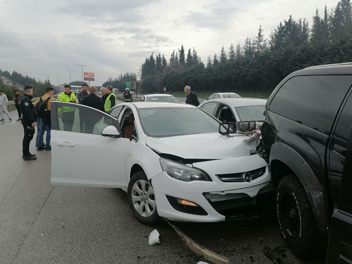 Birbirine yakın noktalarda meydana gelen kazalar nedeniyle İstanbul istikameti ulaşıma kapandı. Sürücüler, farklı güzergahlardan D-100 kara yoluna yönlendiriliyor.