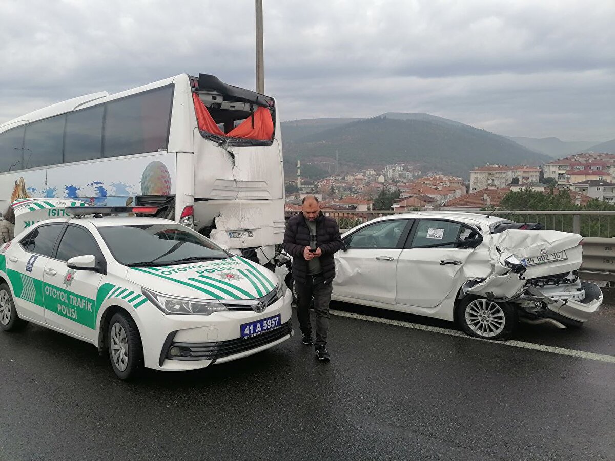 Otoyolun İstanbul istikameti Çenedere viyadüğü mevkisinde yolcu otobüsü, kamyon ve otomobillerin karıştığı 3 ayrı zincirleme trafik kazası meydana geldi.<br>