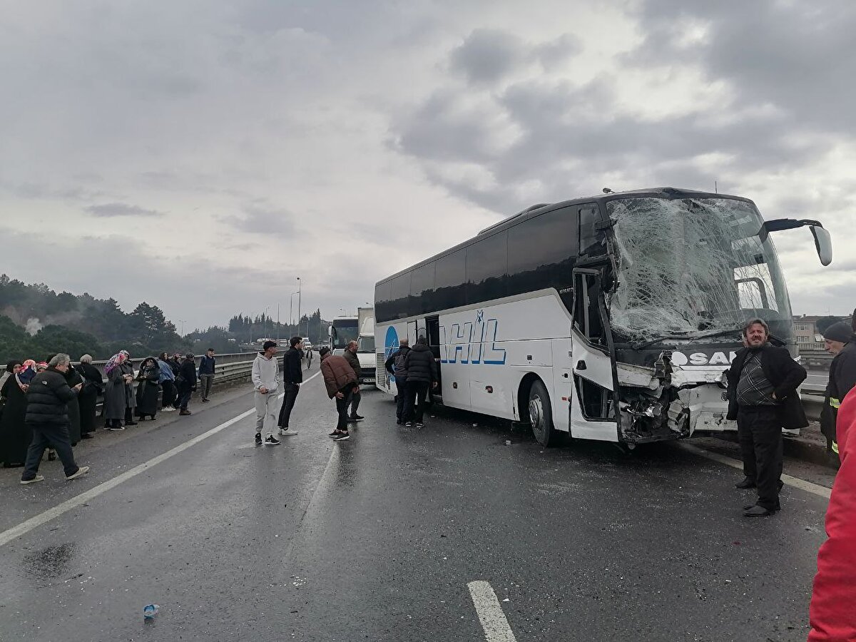 Kazalarda yaralılar olduğu ihbarı üzerine bölgeye çok sayıda sağlık, itfaiye ve polis ekibi sevk edildi. Yaralılar 112 Acil Sağlık ekiplerince çevredeki hastanelere kaldırılıyor.<br>