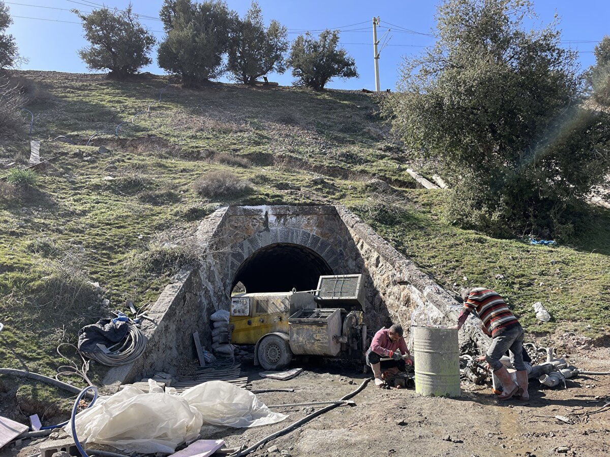 Mahalle sakinlerinden İbrahim Şirin, AA muhabirine, köydeki evlerinin depremde büyük zarar gördüğünü söyledi.<br>