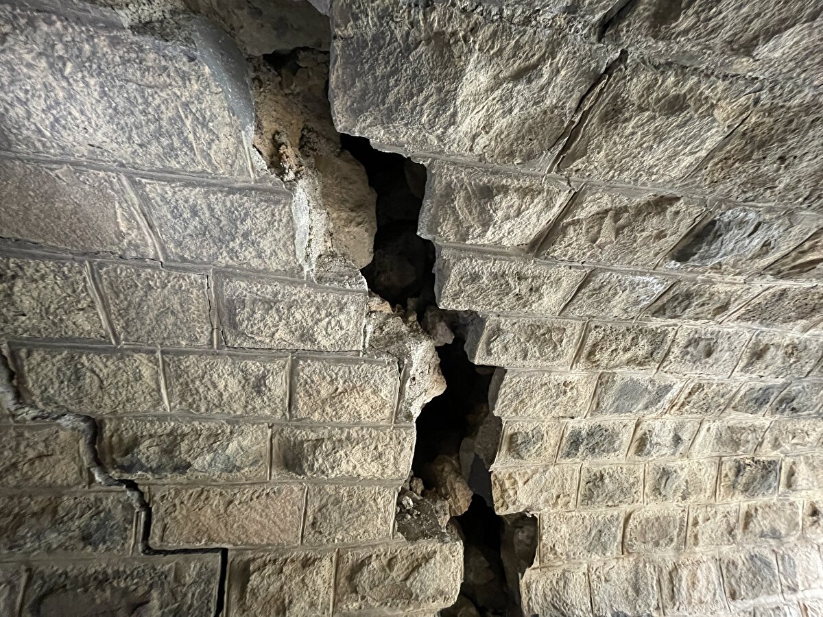 Demir yolundan yaklaşık 10 metre aşağıda bulunan ve duvarlarında derin yarıklar oluşan yapı, ekipler tarafından enjeksiyon yöntemiyle çimento doldurularak onarılıyor. Bu işlemin ardından tünelin iç tarafı çelik hasır ile güçlendirilecek.<br>