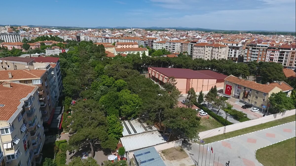 Emlakçılık yapan Ferda Pekçeer de kentte kiralık ev kalmadığını belirterek, "Şu anda elimizde kiralık mevcut değil. Diğer emlakçı arkadaşlar bile bize 'Elinizde var mı?' diye soruyor. Şu an maalesef çok sıkıntı yaşıyoruz. Deprem öncesi talepler tek tekti, fazla yoğun değildi. Maalesef çok üzücü bir olay yaşadık. Ondan dolayı gelenler daha çok. Şu anda talepleri karşılayamayız. Fiyatlarda kısmi bir artma var. Arz-talep meselesi ama yer yok. Gelen talepler deprem bölgesinden de var, İstanbul'dan da var" dedi.