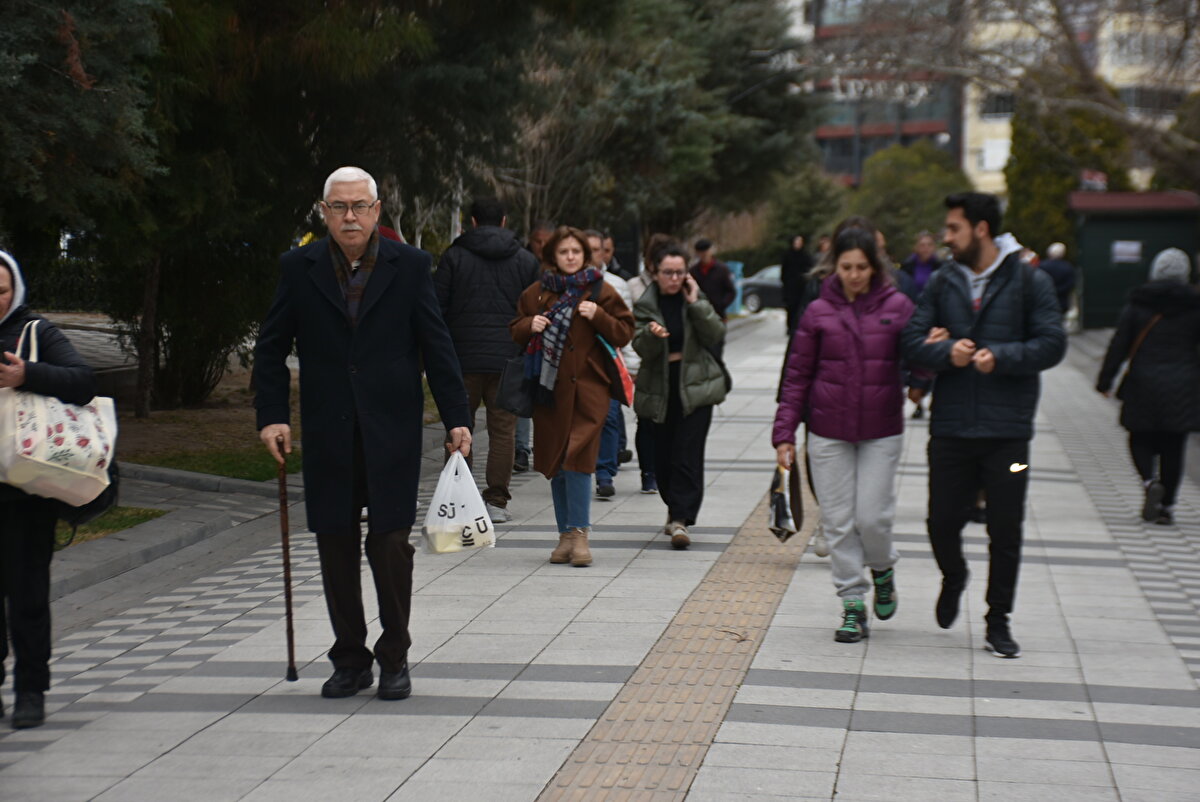 'TAM 3'E KATLAMIŞ VAZİYETTEYİZ'<br>Özellikle arsa fiyatlarının 3'e katlandığını söyleyen Türköz, "Depremden önce Kırklareli merkezde güzel bir mahallede 2 1 daire 900-950 bin TL aralığında bulunurken, şu an 1 milyon 100-1 milyon 250 bin TL civarında bulunabiliyor. Çok fiyat artışı olmadı. Ama arazilerde, özellikle tarla ve arsa yatırımlarında 6-7 ay öncesinde 30-40 bin dönümü çalıştığımız bölgelerde şu anda tam 3'e katlamış vaziyetteyiz. 120 bin, 150 bin gibi rakamlar konuşuluyor" diye konuştu.