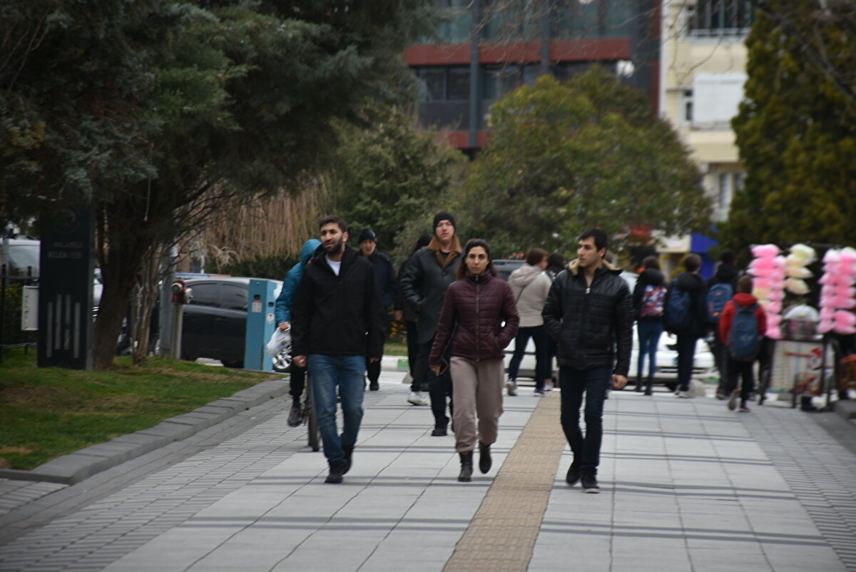 'KİRALIK EV KALMADI'<br>Kırklareli'de 20 yıldır emlakçılık yapan Fatih Türköz de İstanbul'dan bölgeye yoğun bir talep olduğunu belirterek, "Hiçbir zaman, böyle bir talep görmedik. Yaklaşık 20 yıldır sektördeyiz. İstanbul bölgesinden özellikle bu bölgeye yoğun bir talep var. Afet bölgesinden de bir talep görüyoruz. Fakat yer karşılama konusunda sıkıntımız büyük. Trakya, toprakları zaten zamanında peyderpey satıldı ve bu talebi de karşılayamıyoruz. Özellikle arsa, arazi, tarla; sonrasında daire. Kiralık problemi var. Kiralık ev kalmadı. Satılıklarda da günbegün enflasyon sonucunda fiyatlar artmaya başladı. Elde olan imkanları değerlendiriyoruz. Fakat elimize ürün gelmiyor. Ürün gelmediği için de tüketiciye ulaştıramıyoruz. Talepte yüzde 60-70 artma söz konusu. Telefonların çalmasından belli oluyor" dedi.