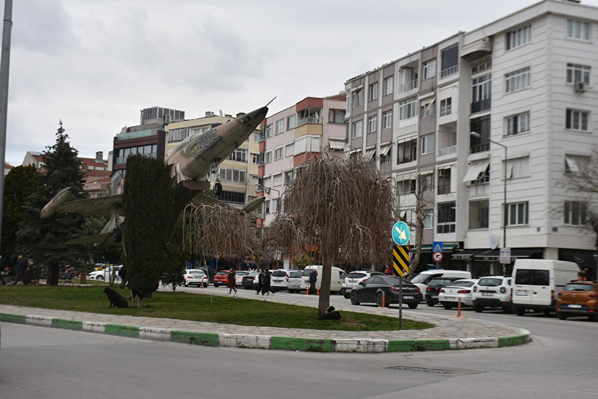 'HORMONLU BÜYÜME' UYARISI<br>Kırklareli Belediye Başkanı Mehmet Siyam Kesimoğlu, "Olası deprem senaryoları gündemde. Onun dışında da buraya talepler söz konusu. Bizim 1-2 yıl öncesine kadar 7-8 bin konut fazlamız vardı. Hepsi satıldı, kirada boş yer bulunmuyor. Kiralar birkaç kat yükseldi. 83 bin nüfuslu küçük bir şehiriz. Birdenbire hormonlu bir büyüme ile karşı karşıya kalırsak; mevcut sorunlarımız içinden çıkılmaz hal alan bir yumağa dönüşür. Devletin bu konuda bir politika üretmesi lazım" dedi. İstanbul Büyükşehir Belediyesi (İBB) ile bir protokol çalışması içinde olduklarını da söyleyen Kesimoğlu, "Hiçbirimiz arzu etmeyiz ama olası bir depremde Kırklareli, bir toplanma bölgesi olabilir. 18 bin 500 metrekare kapalı pazar yeri yaptık. Oraya birtakım malzeme toplanabilir, geniş arazilerde insanlar barınabilir. Çünkü olası bir depremde İstanbul'da bir kaos yaşanacak. Buralar da biraz sığınılacak liman haline dönüşecek. Bugünden çalışarak, planlarımızı yaparak, o süreçte nasıl bir komşuluk yapabiliriz, nasıl katkı sunabiliriz onun çalışmaları içerisindeyiz" diye konuştu.