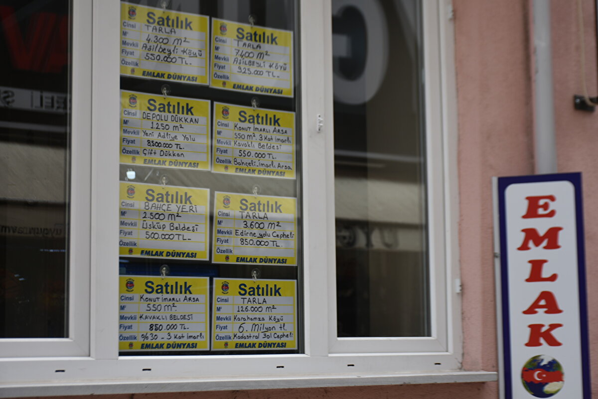 'SAYI SINIRLI OLMALI'<br>Kırklareli Doğa ve Kültür Derneği Başkanı Göksal Çiğdem de iklim krizi nedeniyle su kaynaklarının yeterli olmadığını, bu nedenle göçün sınırlı olması gerektiğini söyledi. Çiğdem, "Şu anda Kırklareli'de depremden korkarak göçler olacak. Fakat gelecek göçe buradaki doğal kaynakların yetip yetmeyeceğinin de hesaplanması gerekiyor. Yaşanan iklim krizi nedeniyle müthiş bir kuraklık yaşıyoruz. Çok insan gelecek, barınmak için ideal bir yer. Fakat doğal kaynakların yeterli olup olmayacağı göz önüne alınmalı. Göçler, daha çok doğal kaynakların olduğu, insanların yaşamını sürdürebileceği yerler olmalı ve bu sayı da sınırlı olmalı. O kapasite aşılırsa; sonuçta hem gelenler hem de burada yaşayanlar mağdur olur" diye konuştu.