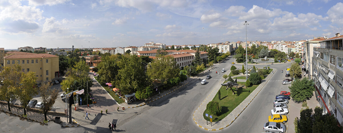 '4-5 BİN DİYORLAR, SONRA 7 BİNE KİRALIYORLAR'<br>Selin Semiz de kiralık ve satılık ev bulamadığını söyleyerek, "Bugün emlakçılarla görüştüm. Hem kiralık, hem satılık baktım, bulamadım. Bir de işlerine geldiği gibi, 'yok' diyorlar. Bir de '4-5 bin' diyorlar, sonra 7 bine kiralıyorlar. Kırklareli'de o yüzden biraz sıkıntı var" dedi.