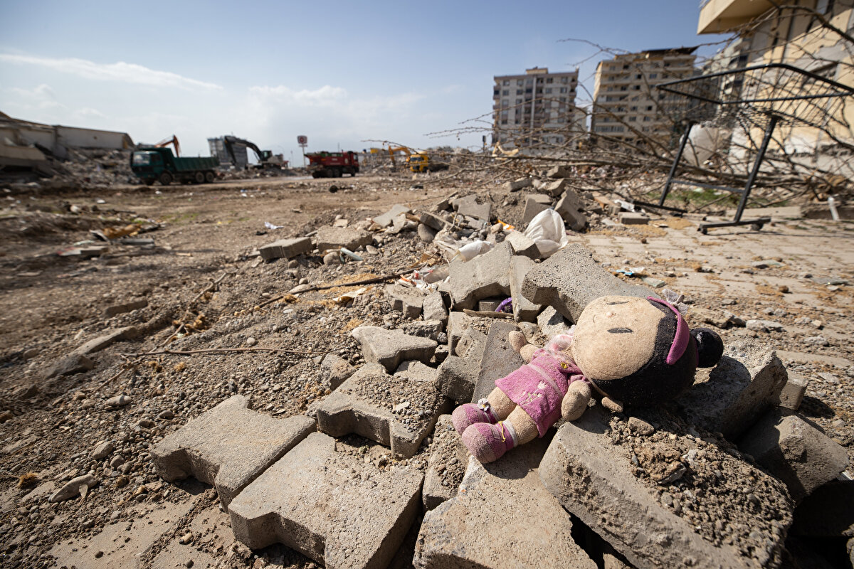 İşte yıkıntılar arasında görüntülenen eşyalar;