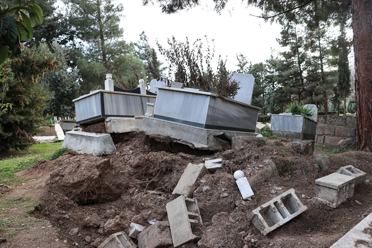 Depremzede mahalle sakini 57 yaşındaki Fettah Gül, AA muhabirine, depremde bazı yakınlarını kaybettiğini, bazılarını da enkazdan kurtardıklarını söyledi.