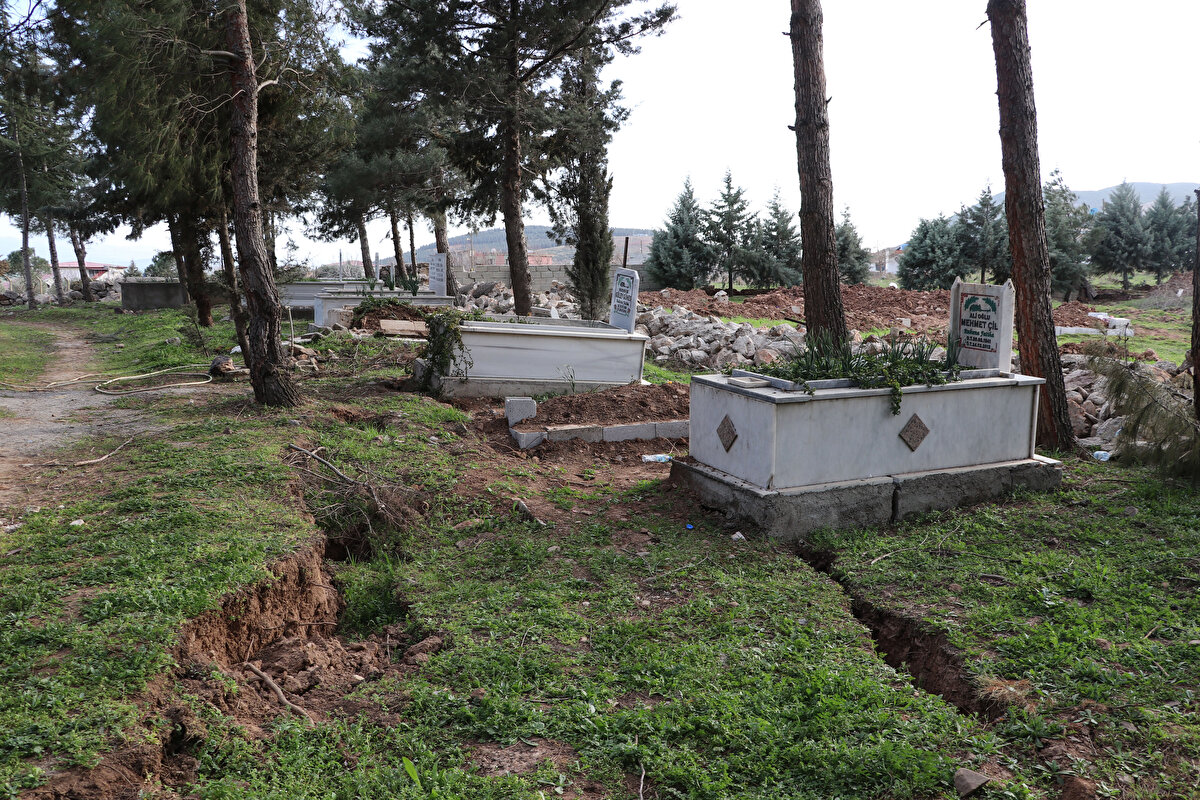Depremin ardından hava aydınlandığında mahalleyi dolaştığını belirten Gül, "Yolun iki metre geriye kaydığını gördük, şekli bozulmuştu. Asırlık bir mezarlıktı burası, atalarımızın, dedelerimizin kabirleri bulunuyor. Felaket bunların yönünü değiştirdi. Mezarlıkları tekrar düzeltip eski haline getirmemiz lazım" diye konuştu.